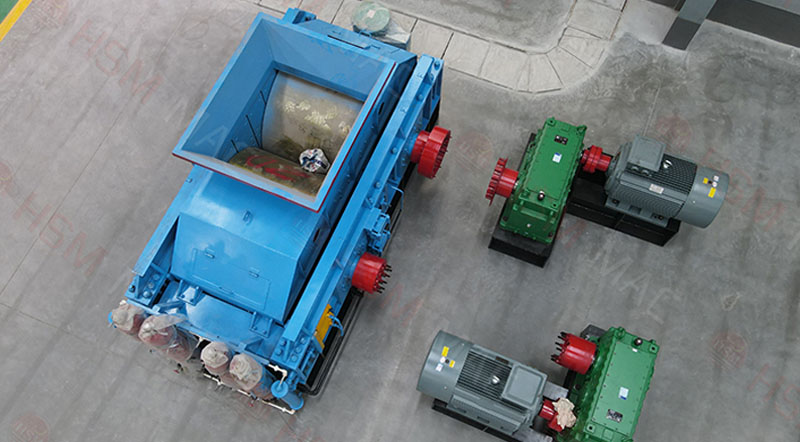 海南1010對輥制砂機鐵礦石破碎現(xiàn)場